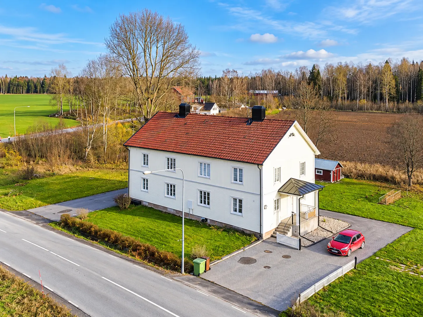 Luftbild av Ervalla Gård med rödmålat tak och omgivande natur