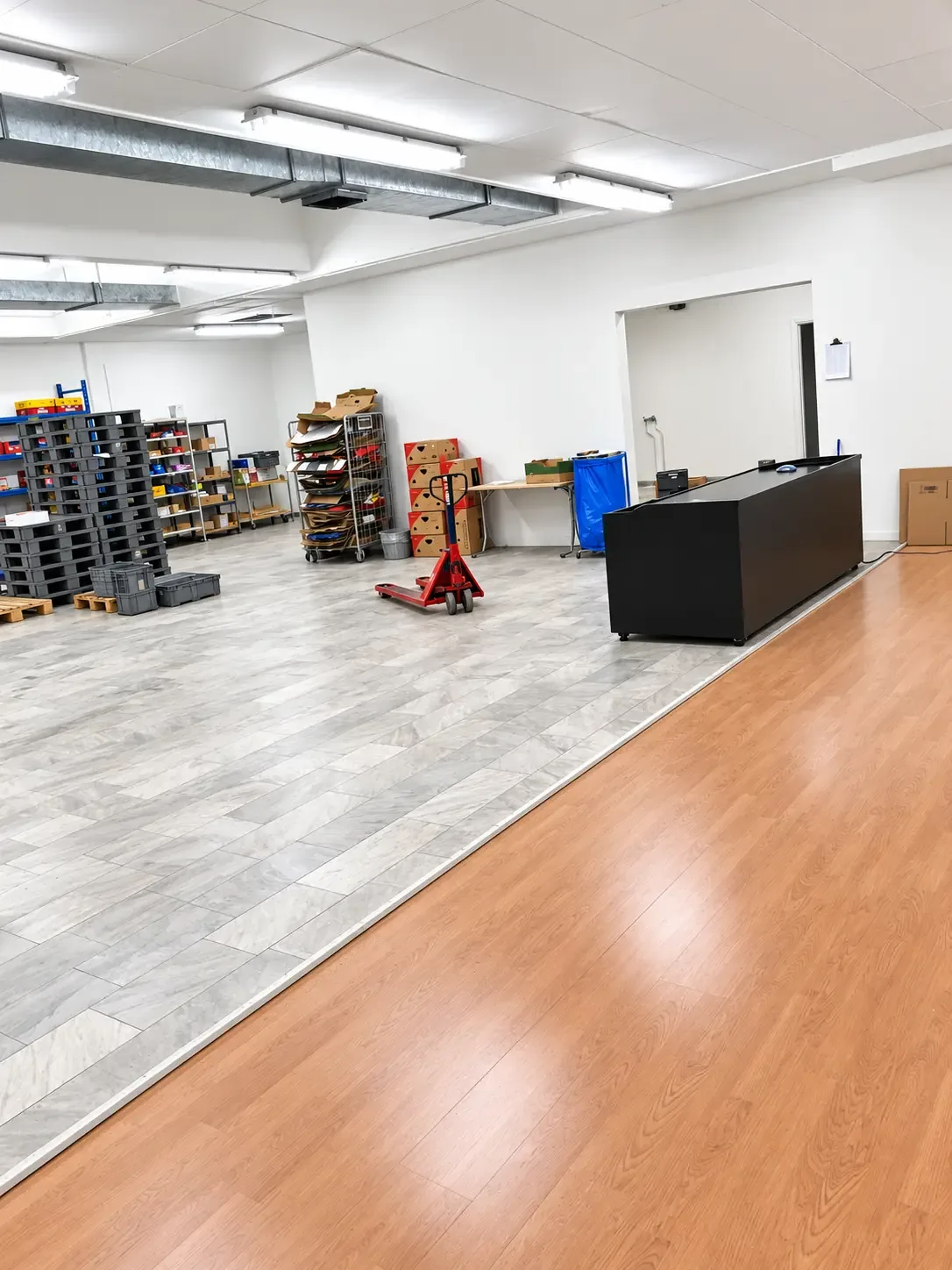 Butikslokal med disk, lagerhyllor och pallar