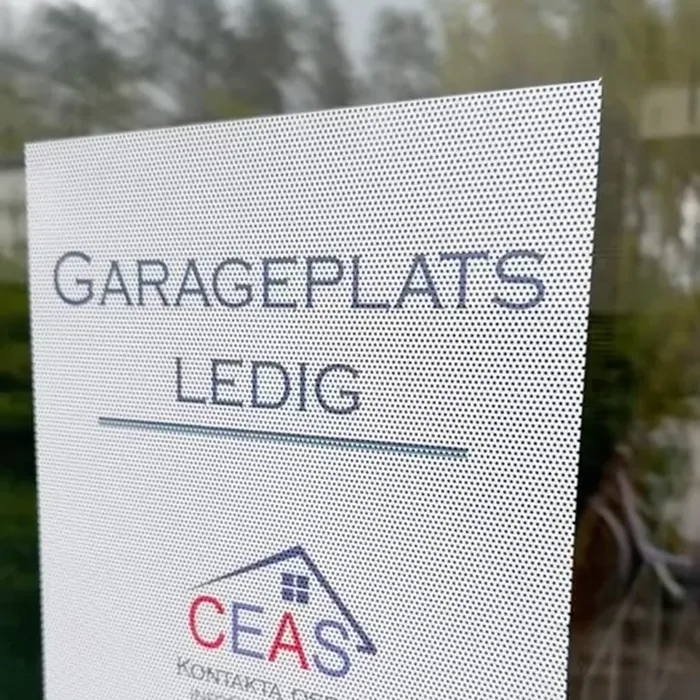 Skylt i ett fönster med texten garageplats ledig och CEAS logotyp.